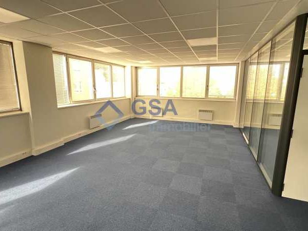 Situé sur l'Allée des Champs Elysées à EVRY-COURC