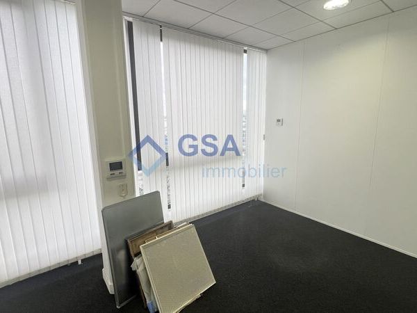 EVRY-COURCOURONNES, A vendre un local de bureaux 