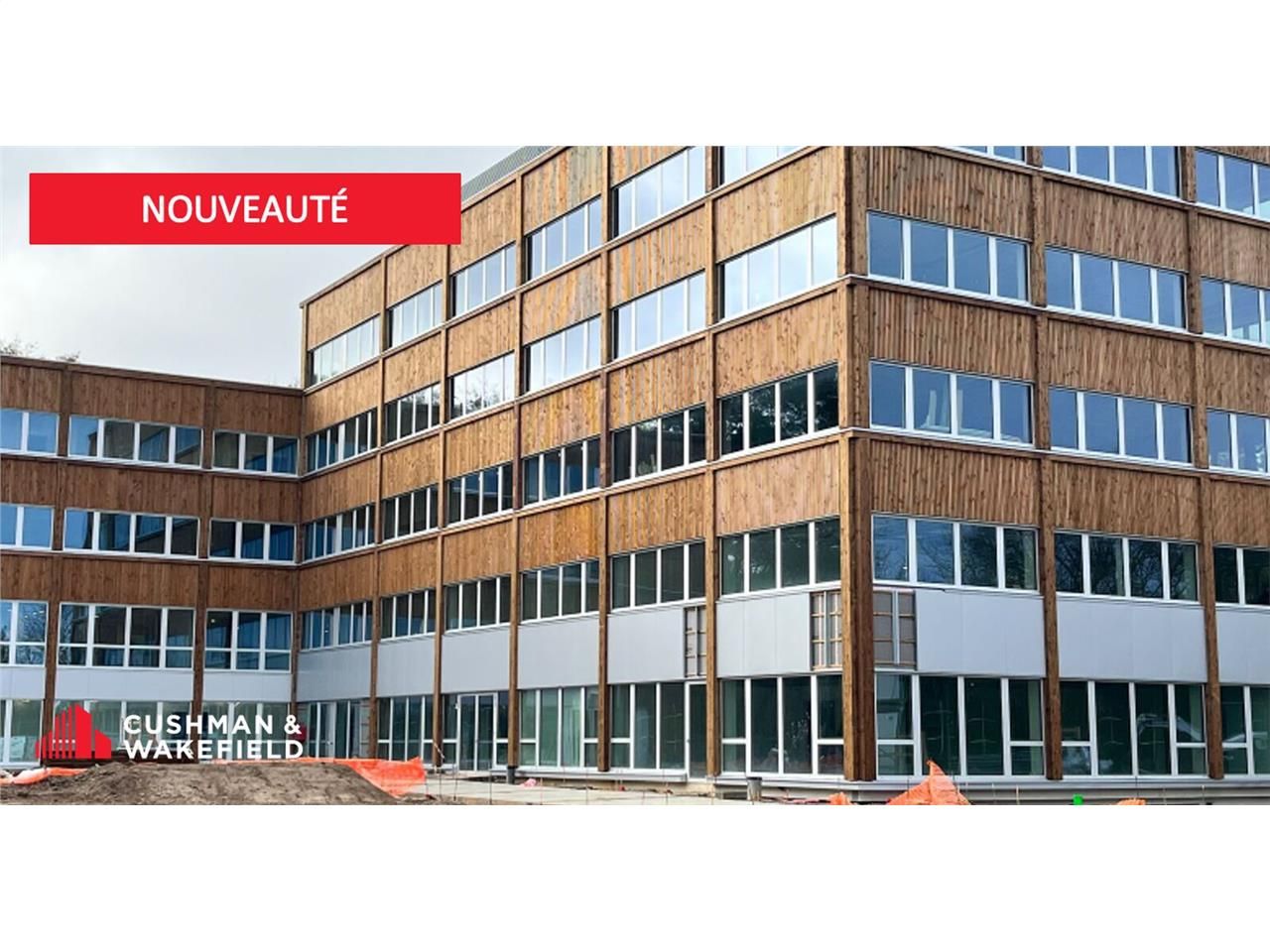 Bâtiment normé RE2020 Toiture solarisée en auto c