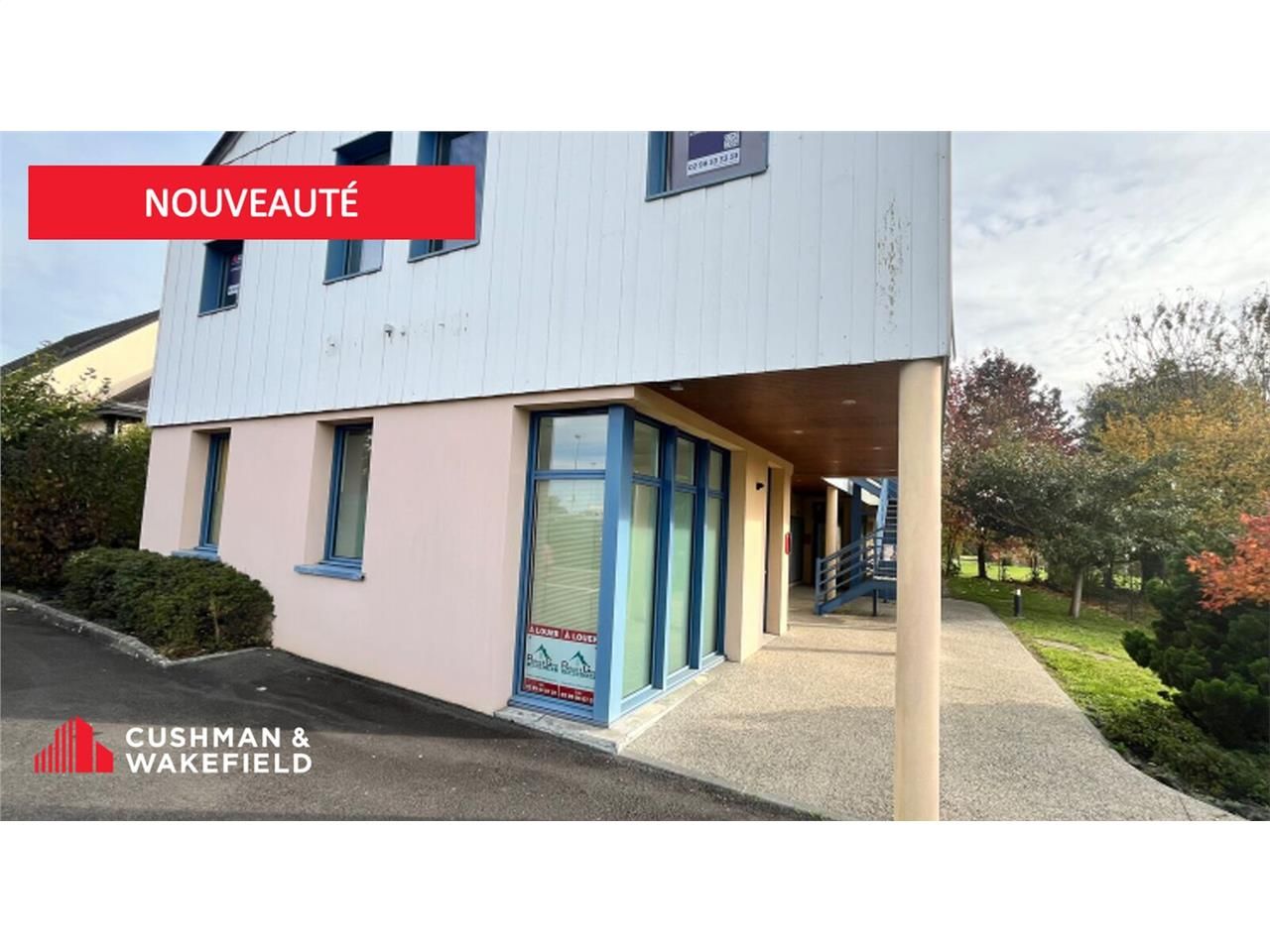 Situées sur le parking du Centre Commercial Lecle