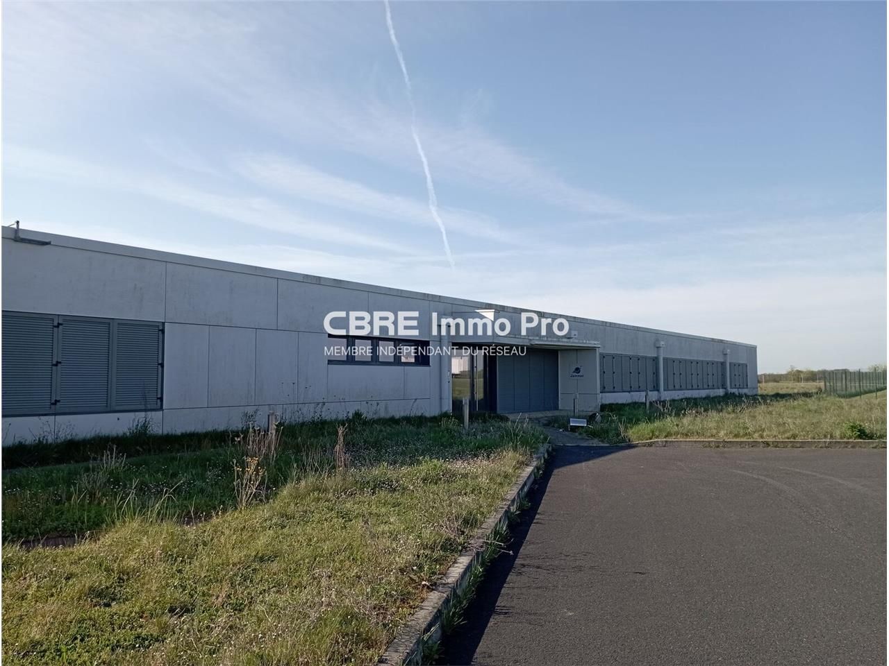 A VENDRE -  bâtiment neuf offrant une surface de 