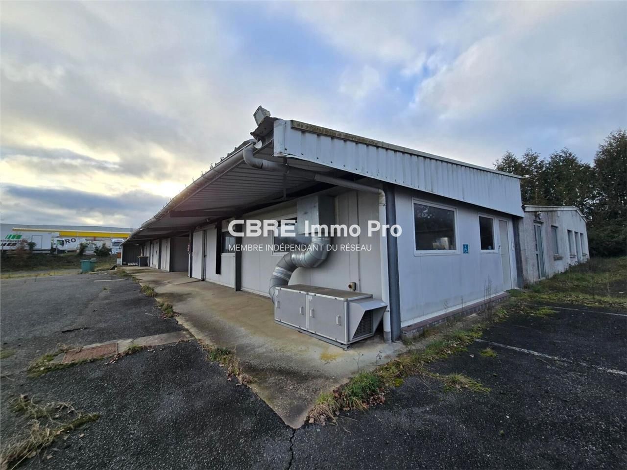 À VENDRE LOCAUX D'ACTIVITÉS de 1190m² pour de l'i