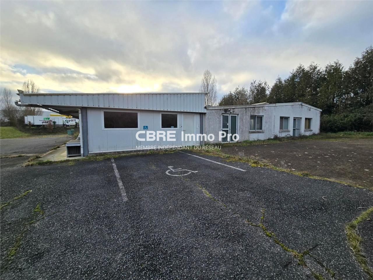 À VENDRE LOCAUX D'ACTIVITÉS de 1190m² pour de l'i