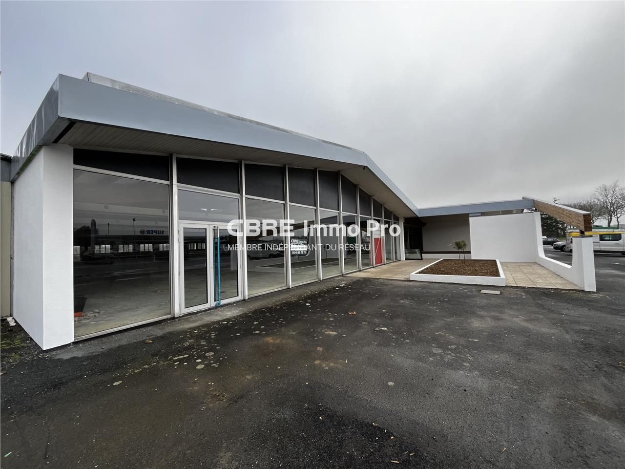 MAULEON, juste en face le SUPER U et à côté d'une