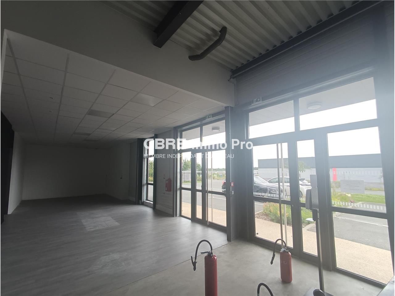 POITIERS,  au sein d'une ZA dynamique, à louer, u