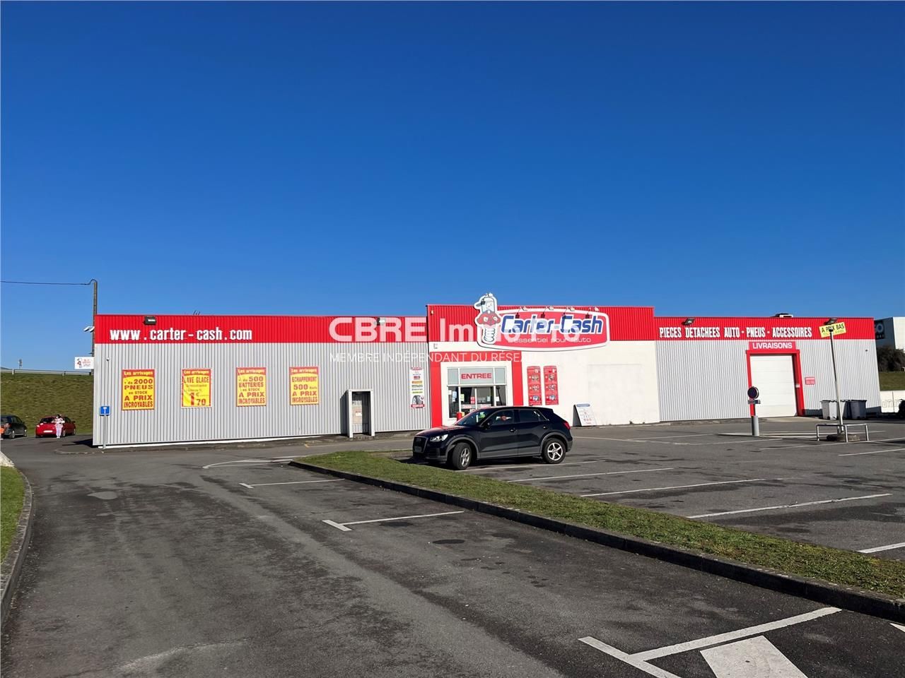 A VENDRE - Local commercial dans la zone de Champ