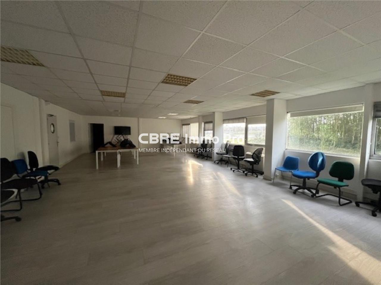 A VENDRE -  8 252 m² d'espaces pensés pour la per