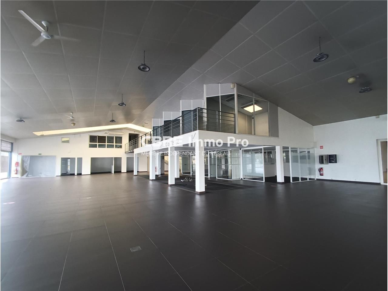 A VENDRE - Découvrez cet espace commercial polyva