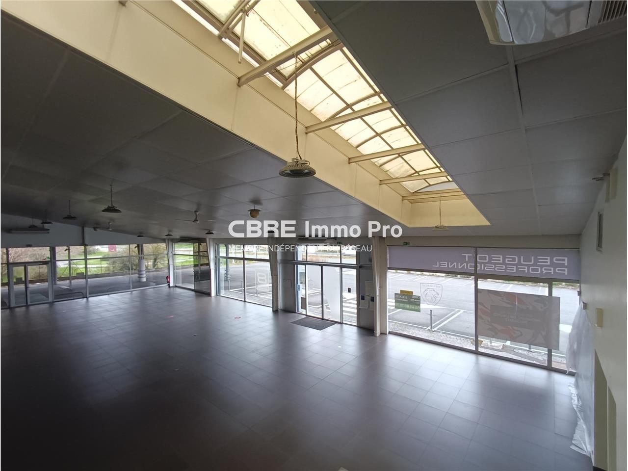 A VENDRE - Découvrez cet espace commercial polyva