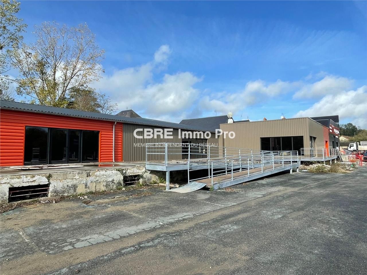 LE BLANC (36), sur un axe passant, locaux commerc