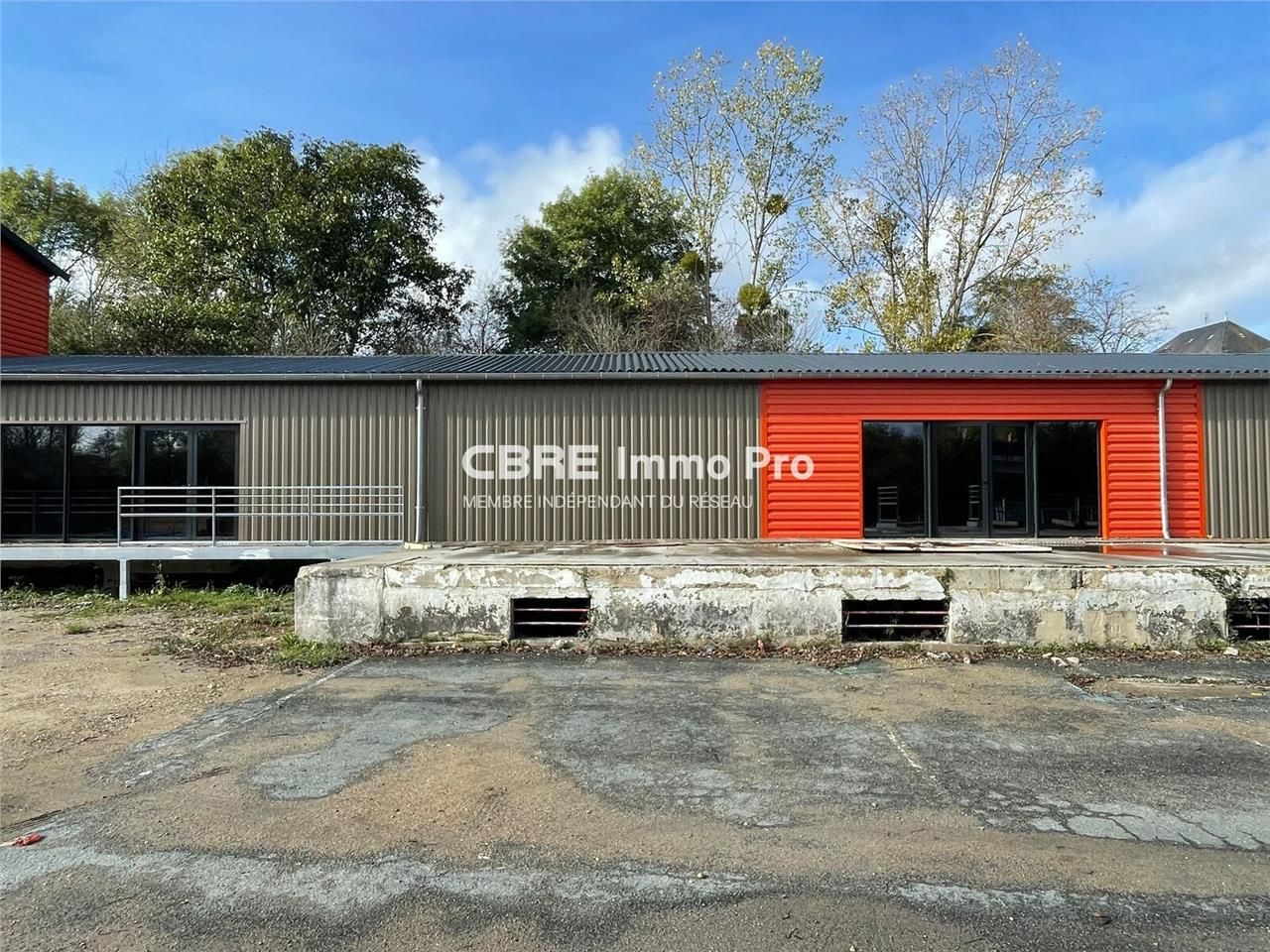 LE BLANC (36), sur un axe passant, locaux commerc