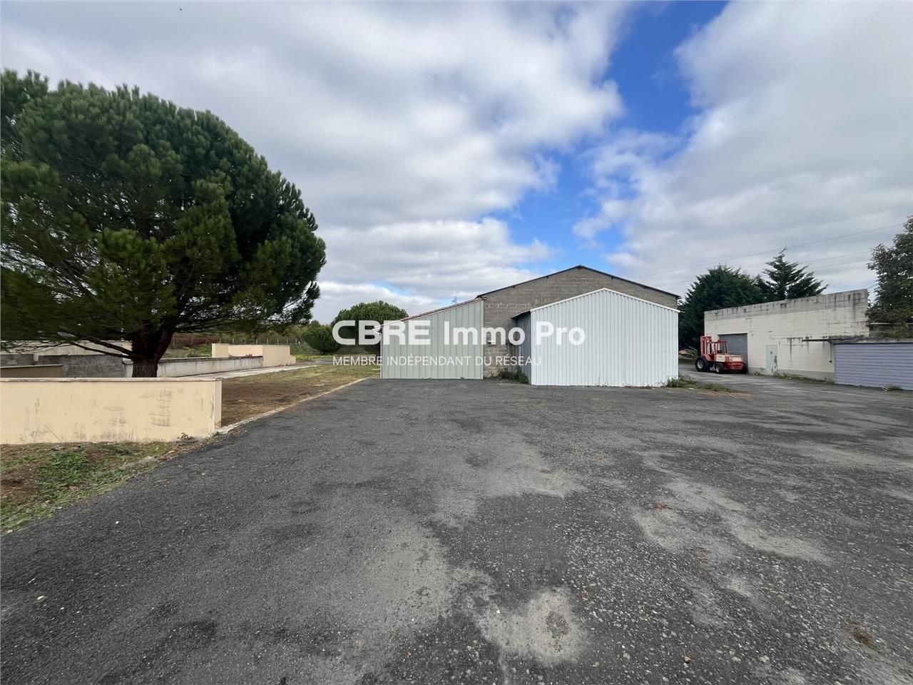 À vendre à Naintré : locaux d'activité idéaux pou