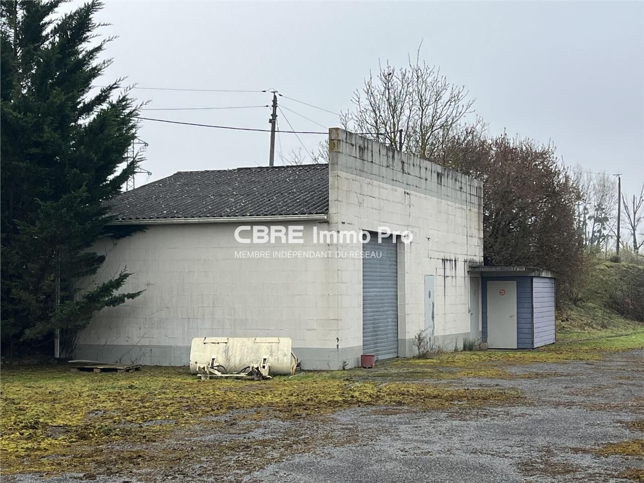 À vendre à Naintré : locaux d'activité idéaux pou