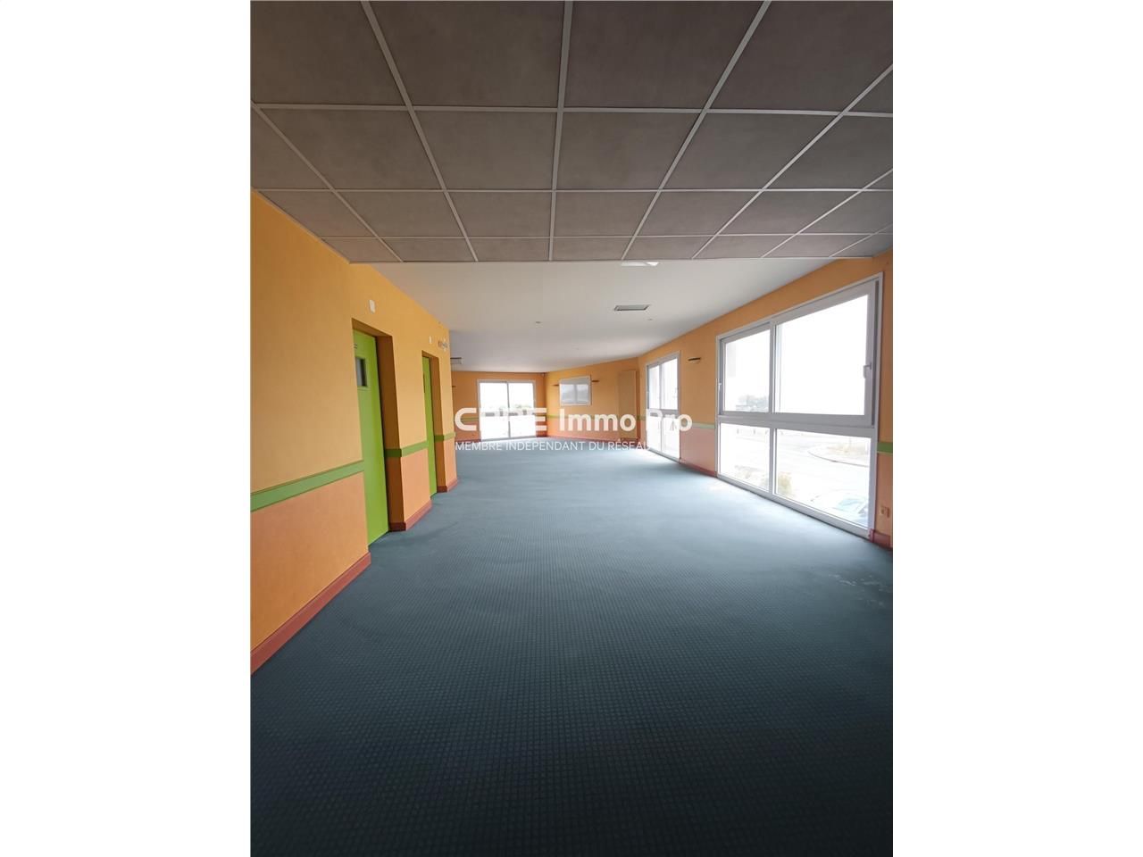 CHASSENEUIL DU POITOU, à louer local commercial e