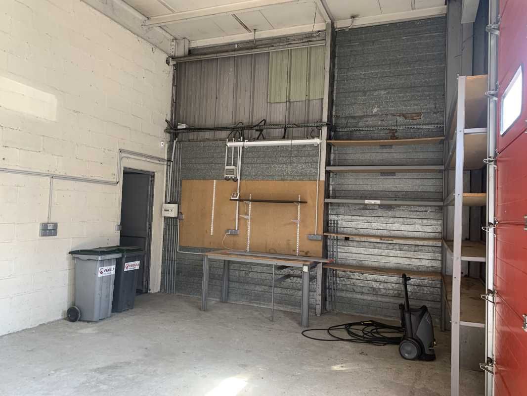 Idéal petit stockage ! Au coeur de la ZI d'Ingr