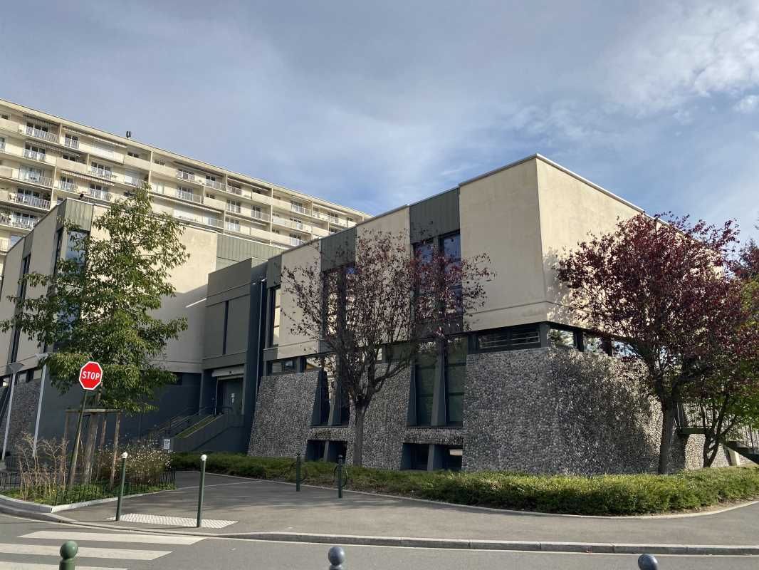 Projet de restructuration d'un ancien mess en bur