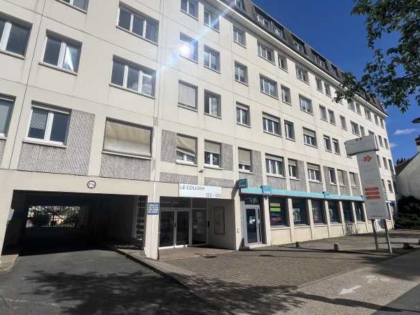 Situé au coeur du quartier d'affaires Coligny, ce