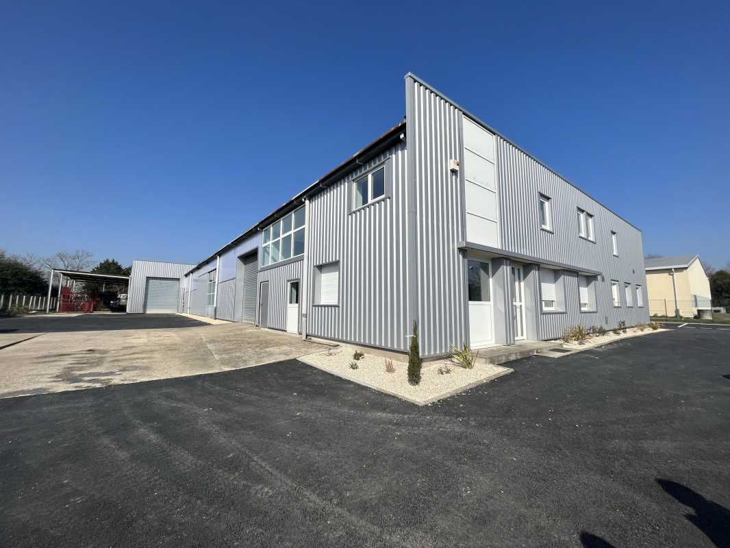 Arthur Loyd vous propose ce local d'activités de 