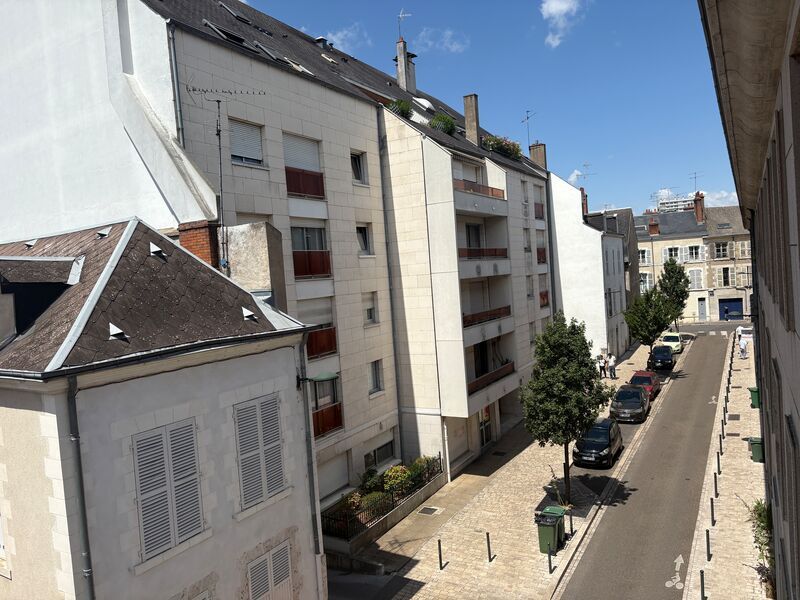 Situé en plein coeur de la ville, à proximité imm