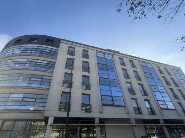 Sur un axe entrant et sortant de la ville, Arthur