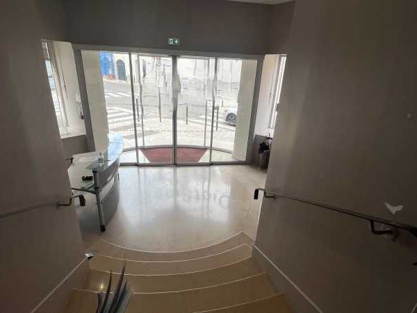 Situé en plein coeur de la ville, à proximité imm