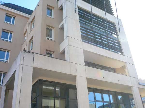 Au 3ème étage d'un immeuble de bureaux, Arthur Lo