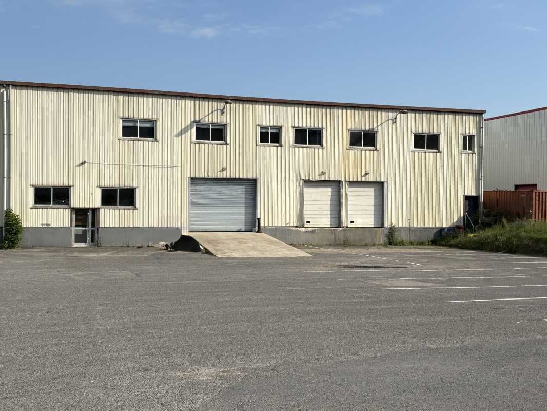 Idéal transporteur !   Sur un terrain de 5 200 m2