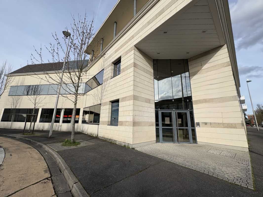 Au rez-de-chaussée d'un immeuble de bureaux, Arth