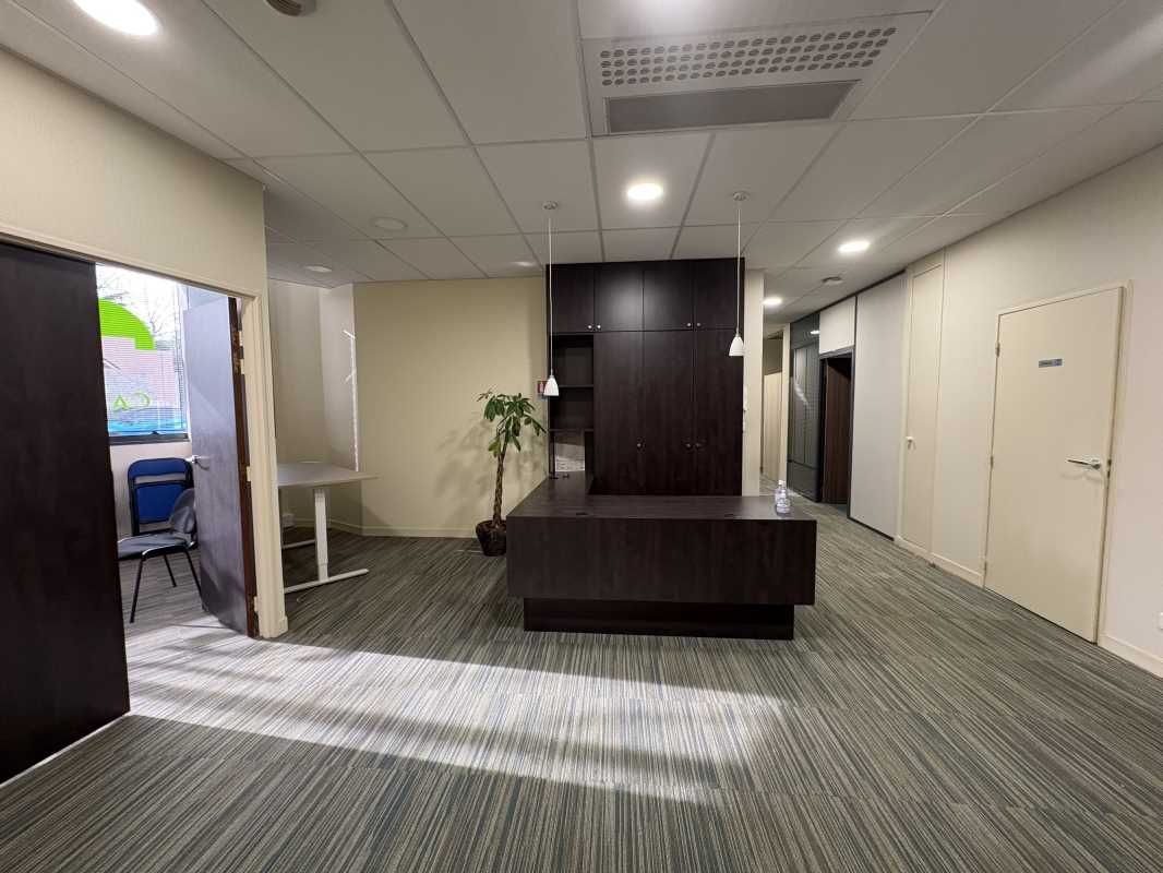 Au rez-de-chaussée d'un immeuble de bureaux, Arth