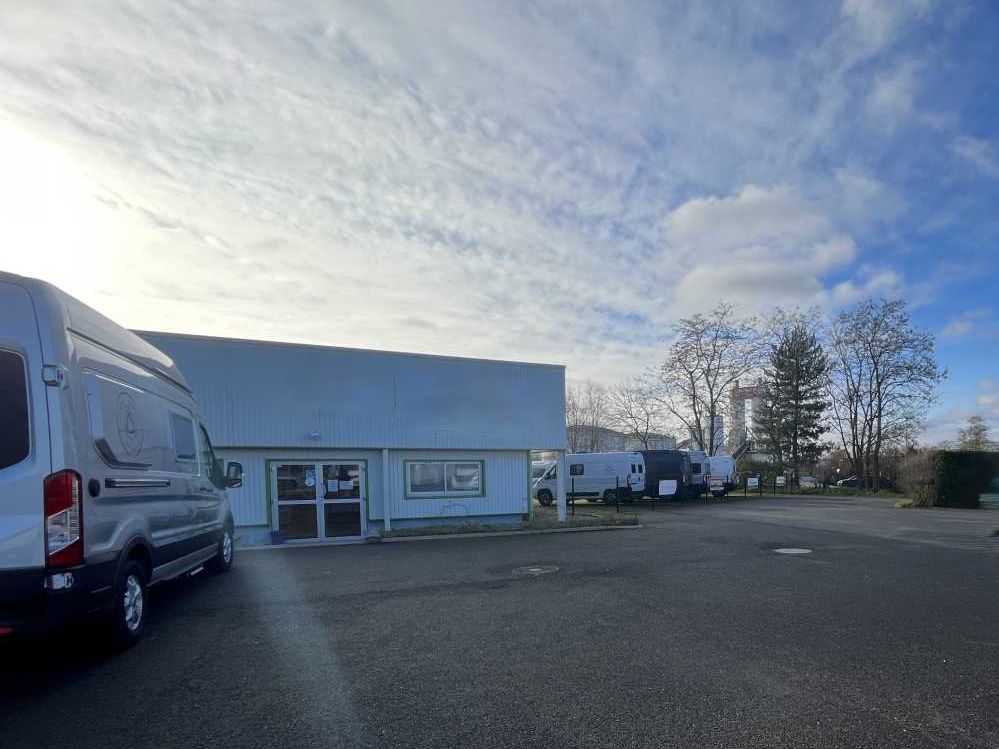 À proximité immédiat de la tangentielle RD2060, b