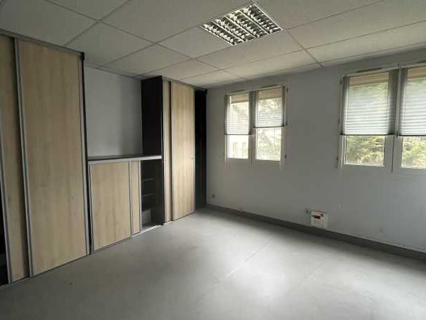 Au 2ème étage d'un immeuble à usage de bureaux, u