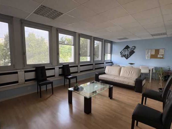 Au 1er étage d'un immeuble de bureaux, Arthur Loy