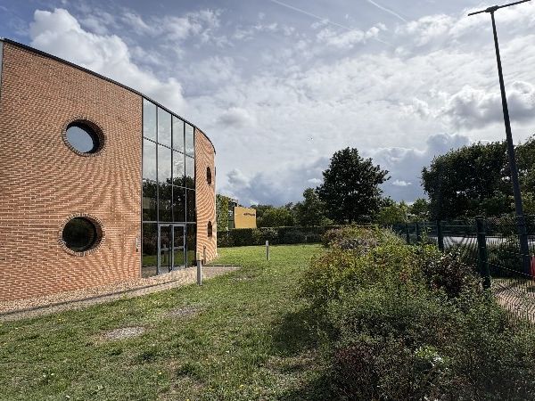 Situé au coeur de la zone tertiaire du Parc d'Act