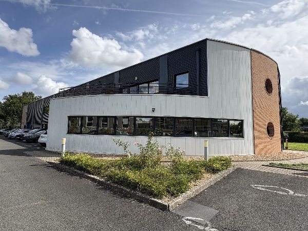 Situé au coeur de la zone tertiaire du Parc d'Act