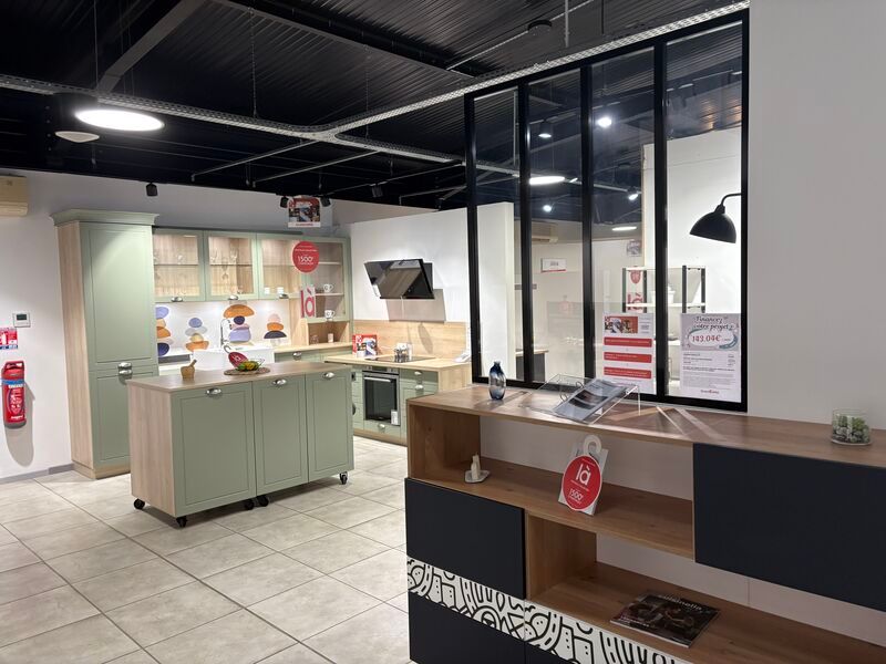 Situé en plein coeur de la zone commerciale de Pi