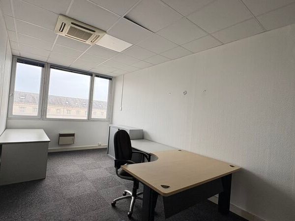 Dans un immeuble de bureaux idéalement situé en c