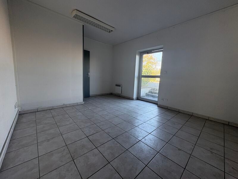 À proximité immédiate de la tangentielle RD2060, 