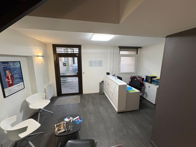 Arthur Loyd vous propose à la location un immeubl