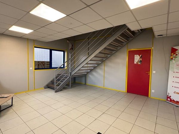 Un ensemble de bureaux indépendants d'environ 383