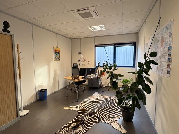 Implanté au coeur de la zone d'activités des Port