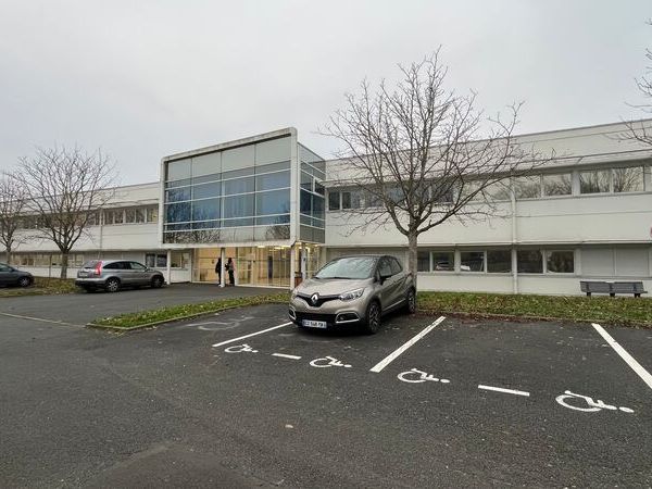 Au sein d'un ensemble immobilier à usage mixte (b