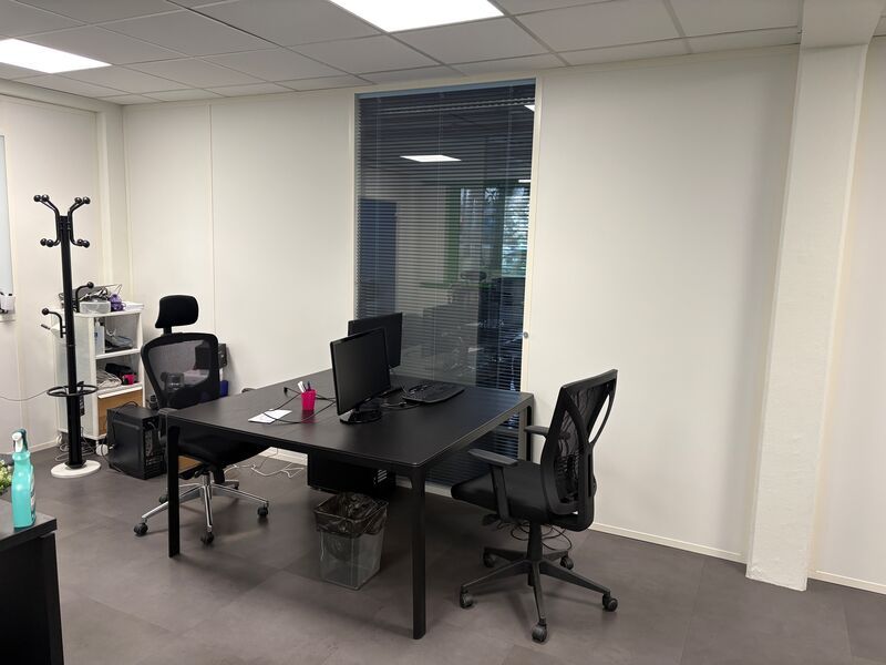 Nous vous proposons à la location un bureau de 46
