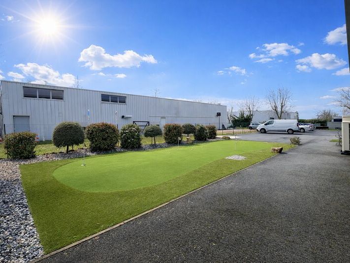 Situé au sein de la ZAC des Chatelliers, cet imme