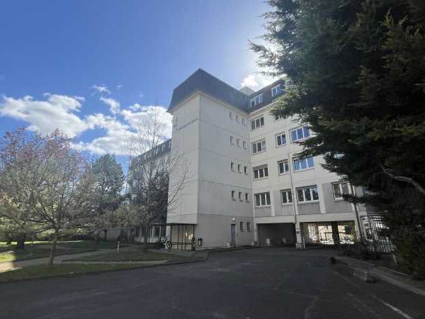 Situé au coeur du quartier d'affaires Coligny, ce