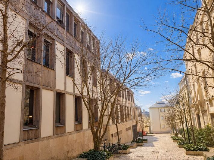 Situé en plein coeur d'Orléans, au sein du centre