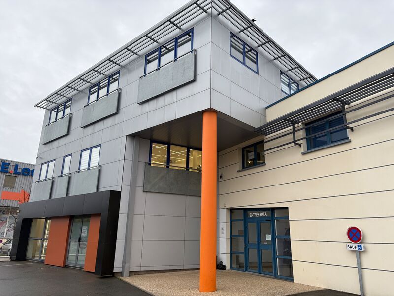 Au premier étage d'un immeuble, bien entretenu et