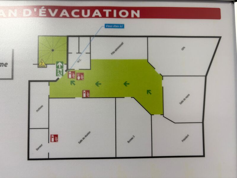 Au premier étage d'un immeuble, bien entretenu et
