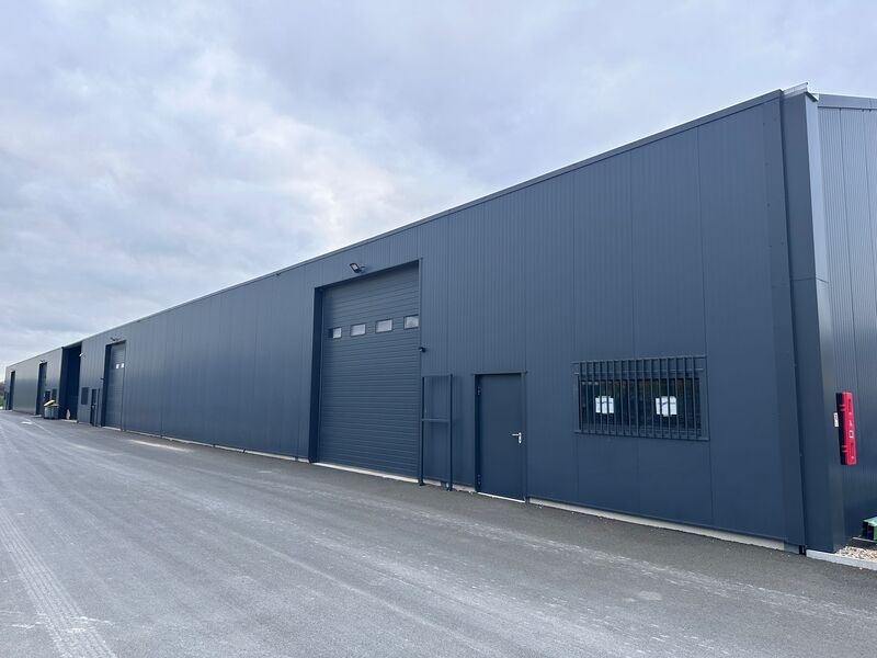 En façade de l'axe passager de la RD2020 (Paris-O