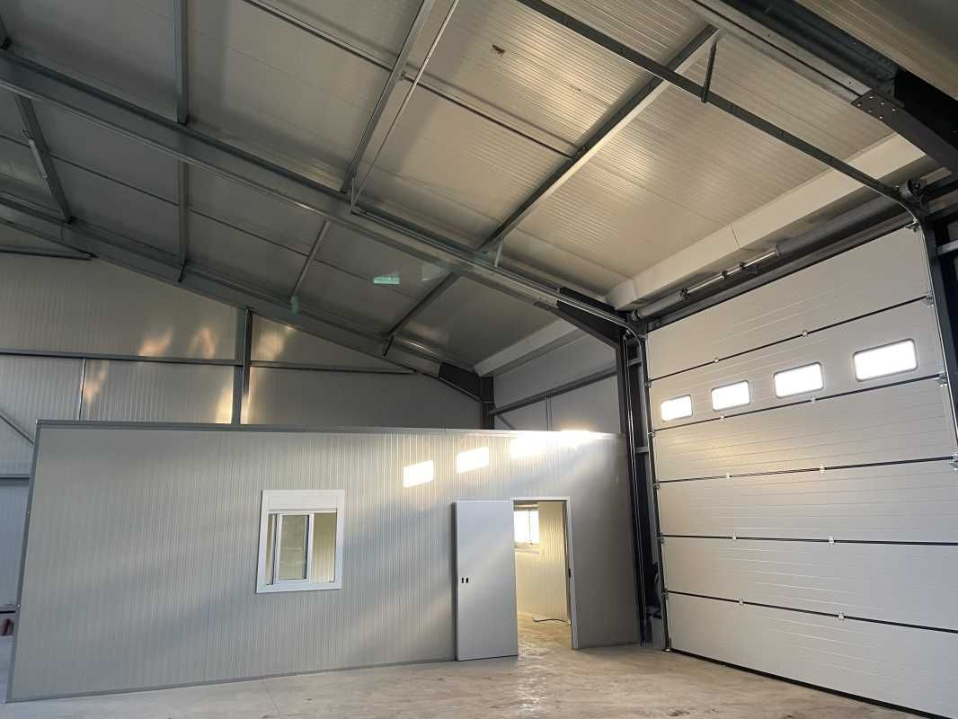 En façade de l'axe passager de la RD2020 (Paris-O