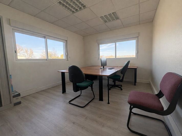 Situé au sein de la zone d'activités des Sables d